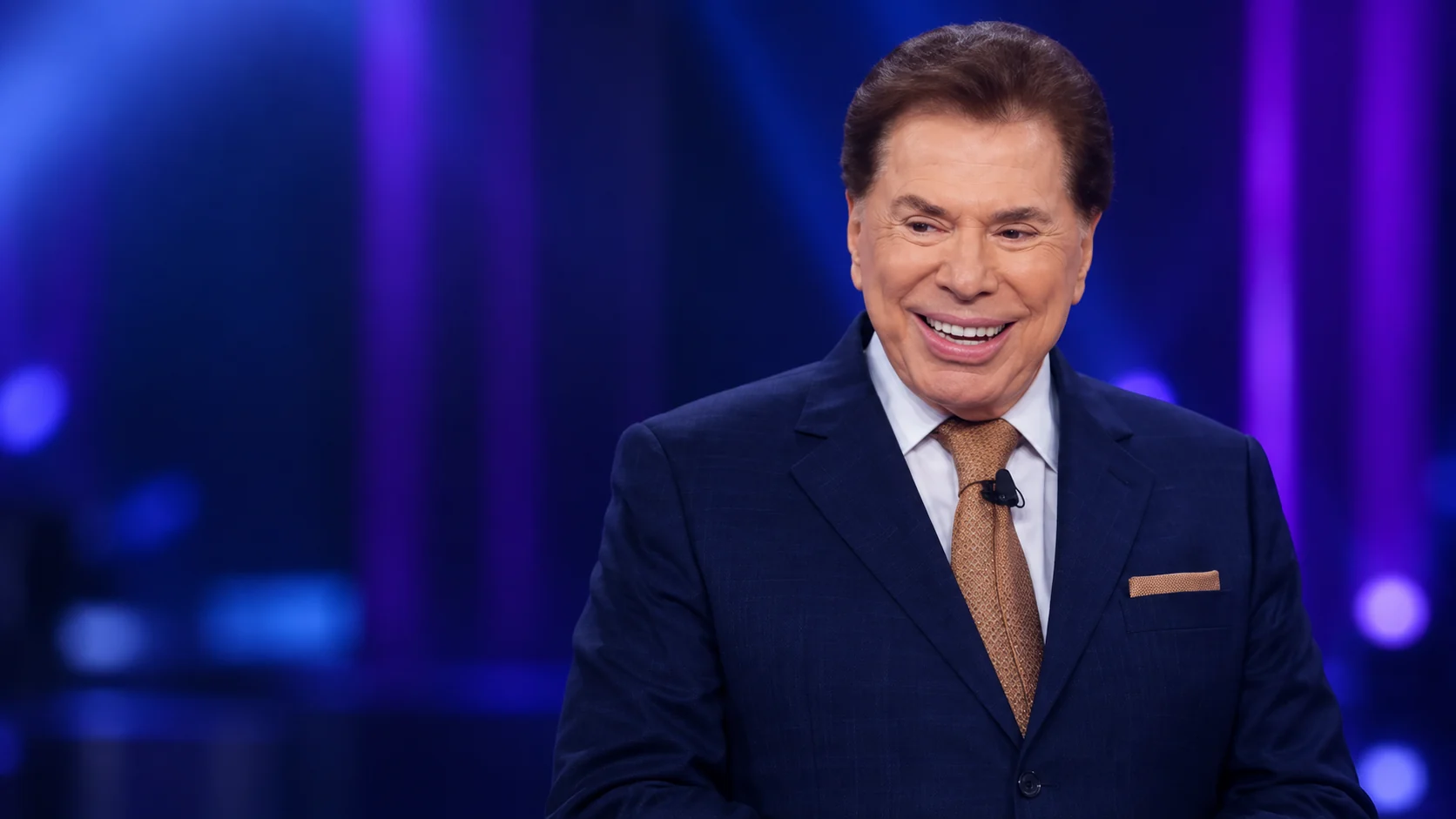 Retrato editorial ilustrativo de Silvio Santos em um estúdio de televisão